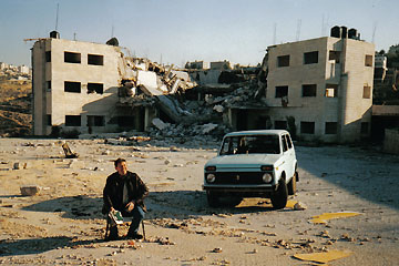 Ramallah, vernield tijdens een Isra&euml;lisch bombardement in de Tweede Intifada, najaar 2002