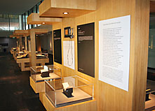 Opstelling tentoonstelling in de Openbare Bibliotheek Amsterdam