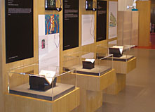 Opstelling tentoonstelling in de Plaatselijke Openbare Bibliotheek, Geel