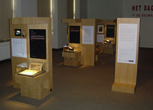 Opstelling tentoonstelling in de Universiteitsbibliotheek Leuven